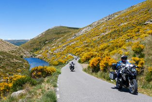 Grupo de motos en la Sierra de Gredos