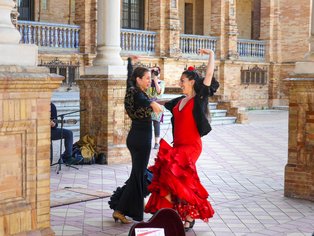 Bailadora de flamenco en la plaza de España de Sevilla