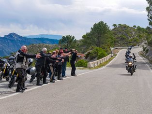 El grupo de motos hace la ola en la carretera