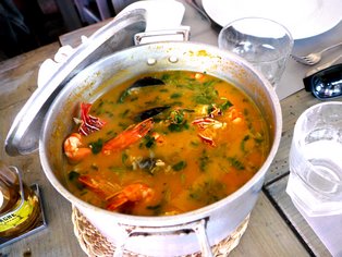 Fischsuppe in einem Restaurant an der Küste in Portugal