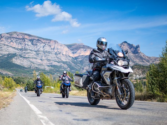 [Translate to Castellano:] Tourguide mit Motorradgruppe