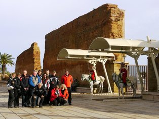 Guardia real en caballo en la torre Hassan