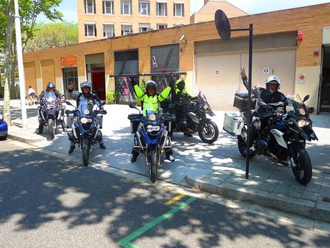 [Translate to English:] Motorradausgabe an der Hispania Tours Mietstation in Barcelona