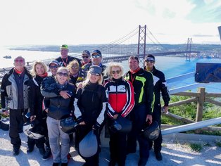 Grupo de Hispania Tours en el monumento al Cristo Rei