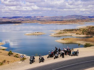 Grupo de motoristas delante del lago de Oum Er-Rbia en Marruecos