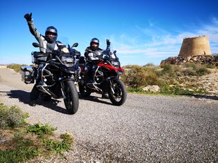 Motorradfahrer am Torreon De Mesa Roldan