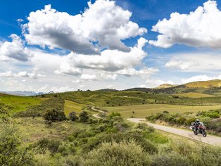  Motociclista en la carretera del campo en Andalucía