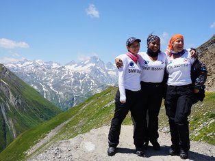 Hispania Tours Tourneilnehmer am Oberhalb Pass in der Schweiz