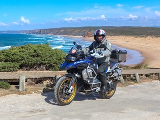 Motorradfahrer auf einer Küstenstraße in Portugal