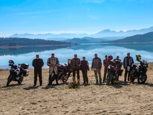 Grupo de motos en el embalse de los Bermejales