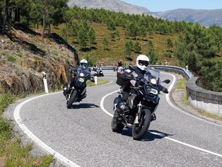 Motorradfahrer auf einer kurvigen Straße in Portugal