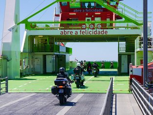 Grupo de Hispania Tours en el ferry camino de Lisboa