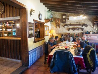 Grupo de Hispania Tours almorzando en una posada