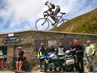 Grupo de motos en el paso del Tourmalet