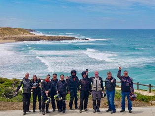 Grupo de motoristas en la playa de Marruecos del Océano Atlántico