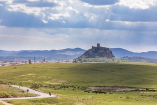 Motorradfahrer vor der Burg von Puebla de Alcocer