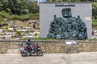Motociclista frente al monumento de Carlos V en Yuste