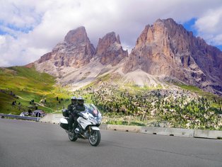 Motoristas de Hispania Tours en los Dolomitas