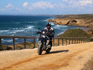 Motorradfahrer auf der Küstenstraße im Alentejo