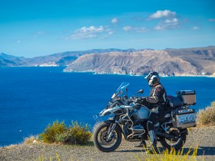 Motociclista de Hispania Tours en la costa de España