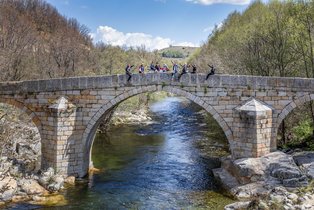 Hispania Tours Gruppe Auf der Brücke über dem Jerte Fluss