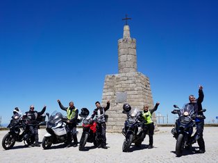 Motorradgruppe am höchsten Punkt Portugals 