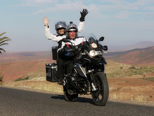 Dos personas encima de una moto en Marruecos