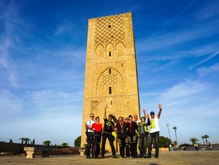 Grupo delante de la Torre Hassan en Rabat