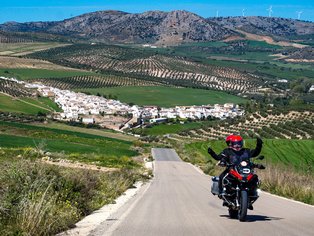 Weisse Dörfer mit Motorradfahrer in Andalusien