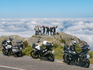 Motorradgruppe über den Wolken in der Serra de Estrela