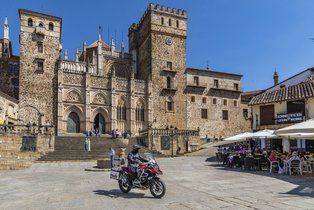Hispania Tours Motorradfahrer vor dem Kloster in Guadalupe