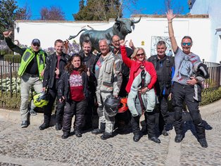 Motorradgruppe von Hispania Tours vor der Stierkampfarena in Ronda