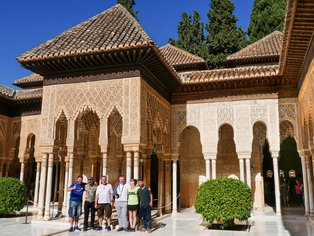 Motorradgruppe von Hispania Tours im Patio de los Leones in der Alhambra