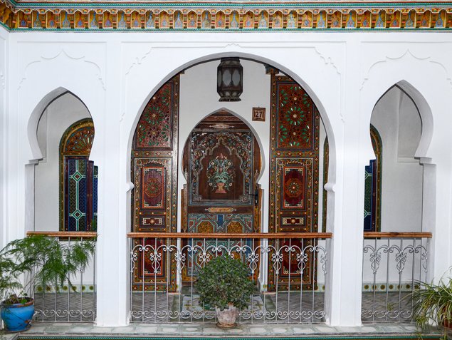 Entrada a la habitación del hotel en Chefchaouen del tour en moto