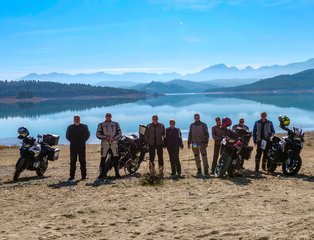 Grupo de motoristas de Hispania Tours en el embalse de los Bermejales