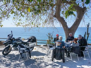 Grupo de motos junto al mar