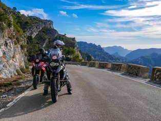 Motoristas de Hispania Tours ante la vista de la Carretera de la Cabra