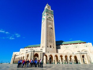 En la ruta de Marrakech a Rabat recorrerás el noroeste de Marruecos. Ese día también visitarás Casablanca y admirarás la majestuosa Mezquita Hassan II, una obra maestra de la arquitectura islámica situada junto al océano Atlántico. Un grupo de motociclistas en Marruecos visita la Mezquita Hassan II en Casablanca