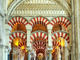 Interior de la mezquita en Córdoba