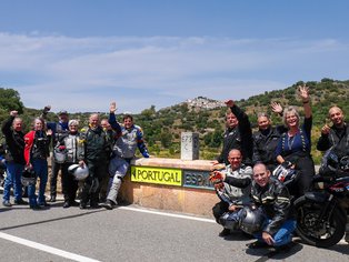 Motociclistas de Hispania Tours en la frontera entre España y Portugal