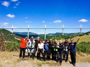 Viaduct von Millau mit Hispania Tours Gruppe