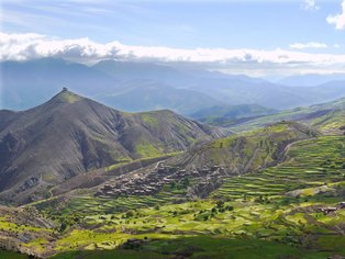 Pueblo bereber en las montañas del alto Atlas