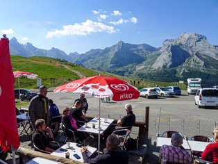 Kaffeepause einer Motorradgruppe am Col du Aubisque