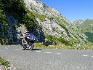 Motocicleta de Hispania Tours en los Pirineos franceses