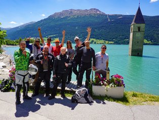 Grupo de motos de Hispania Tours en el Reschensee en los Alpes