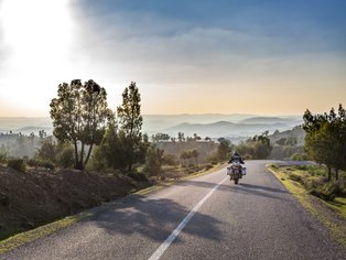 Motorradfahrer im Atlas Gebirge