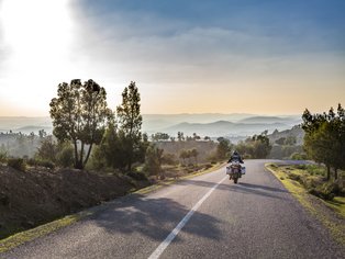 Motorista en la carretera en el alto Atlas