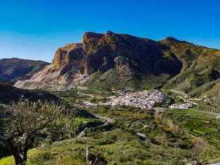 Weißes Dorf und Steinbruch in der Alpujarra