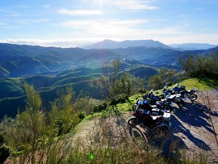Motorräder von Hispania Tours in den Bergen von Andalusien