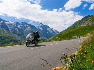 Motociclistas de Hispania Tours en la carretera de Großglockner